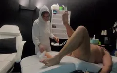 사정할 때까지 큰 딜도로 고객의 엉덩이를 따먹는 안마사, 마사지 후 후장 따먹기