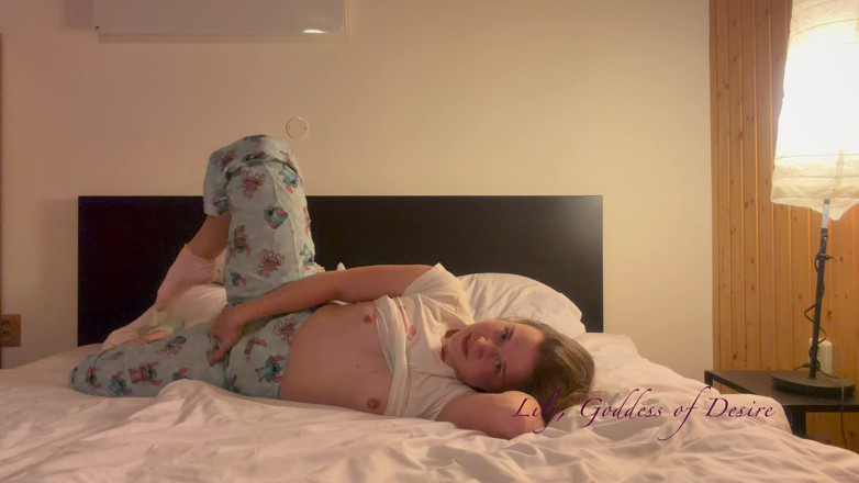 Lily, Goddess of Desire: Mucking kolem v pyžamu končí obrovským dildo do zadku