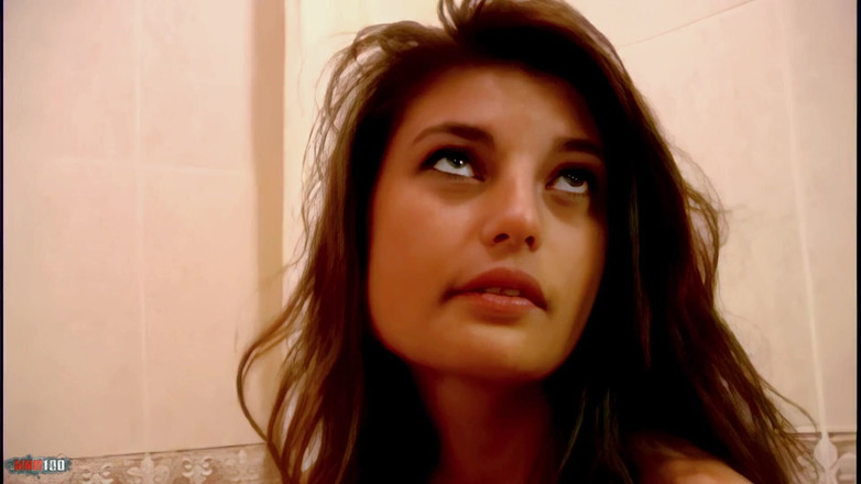 MMM100: Carla: Skvělá malá brunetka s velkými prsy Carla dělá sexy...