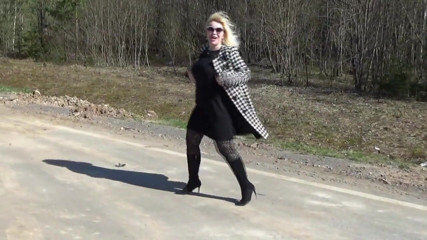 Nylon-Heels: Naughty babe on the road