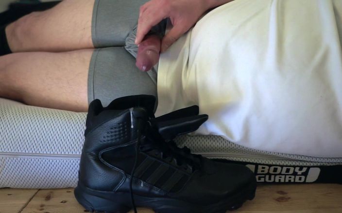 SmellySneakerSniffer: Éjaculation dans mes bottes Adidas Gsg 9
