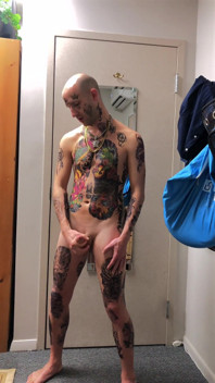 Masturbare twink tatuată solo