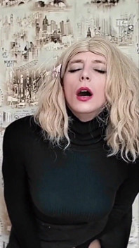 Sonyas Sissygasmus mit ihrer Klitoris im Fufu-Clip verschlossen