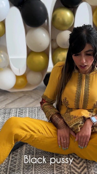 Aaliyah Yasin wordt geil terwijl ze op haar gasten wacht