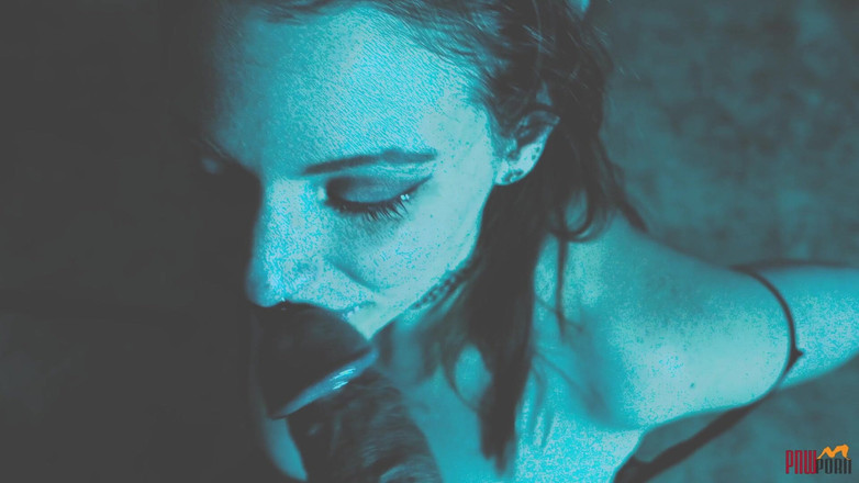 PNW Porn: La troia intrappolata viene spinta a spogliarsi e succhiare il...