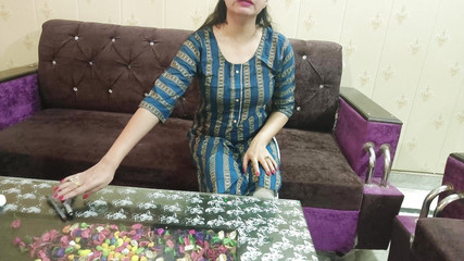 Saarabhabhi6: Nevlastní matka svádí nevlastního syna tím, že předstírá, že je jejím přítelem...