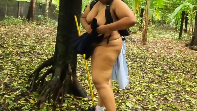 Anne Ipe: Casual naakt wandelen, mollig meisje volledig naakt lopen in de...