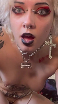 Il piccolo uomo nasconde nella bocca deglitterqueen1999 S mentre succhia il suo cazzo da fidanzato la gigantessa gigantessa fetish