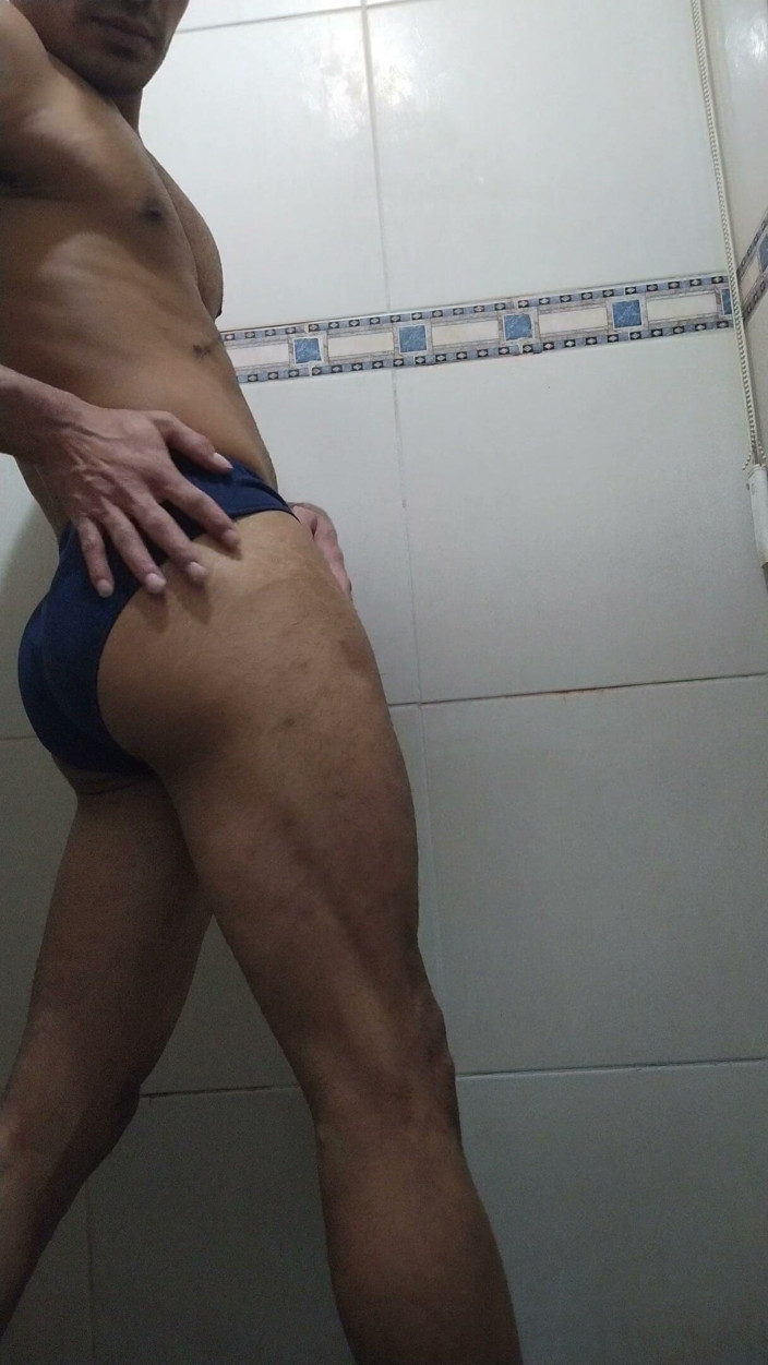 trebol_Jess: 샤워 중 알몸으로 스트립하고 좋은 핸잡을 해주는 젊은 남자