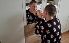 Safado jovem papai com tesão chupando grande consolo na frente do espelho vestido com suéter de Natal ...