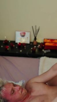 Madrasta organiza uma garota peituda para seu enteado e mostra a ele como trazê-la ao orgasmo.