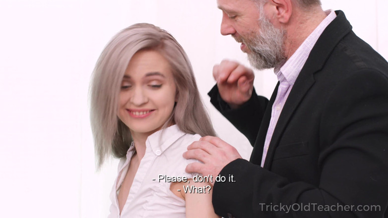 Tricky Old Teacher: Querida encontra uma maneira de passar por um teste duro...