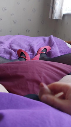 Cindy Belfast: Cindy Sissygass își fute clitorisul moale minuscul