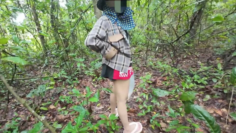 RealThaiSolo: 어쨌든 버섯 따기에 대해 걷고 자랑하는 태국 소녀, 숲에서 오줌 싸기 태국 목소리