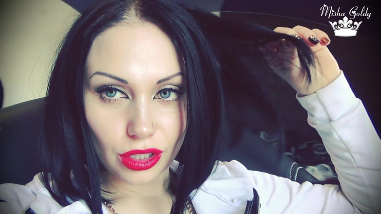 Goddess Misha Goldy: Des lèvres rouges pulpeuses taquinent