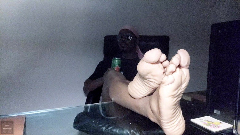 Soft Soleman: В течение ночи я показываю мои подошвы на столе (2025)