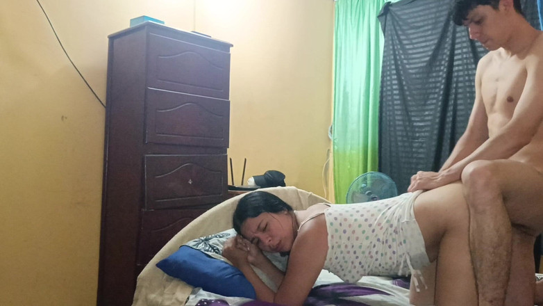 Artemisa74: 내 자지를 빨기 위해 방으로 나를 부르는 콜롬비아 계모