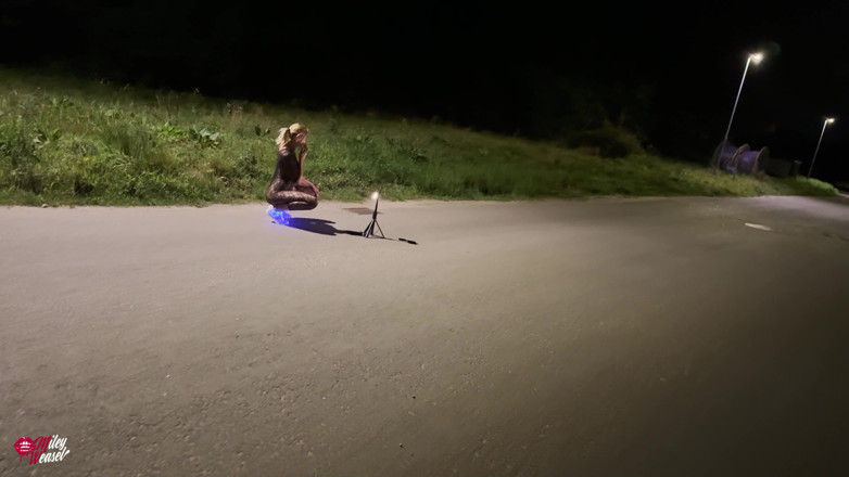 Miley Weasel: Sevimli Sarışın Sokak Orospu Sokakta Her Yere Yattı