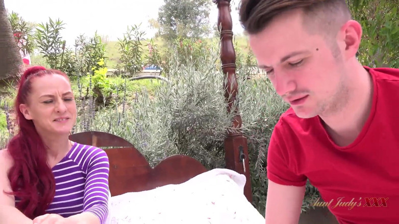 Aunt Judy's XXX: Nadržená zrzka MILF ohnivá holka svádí zahradníka