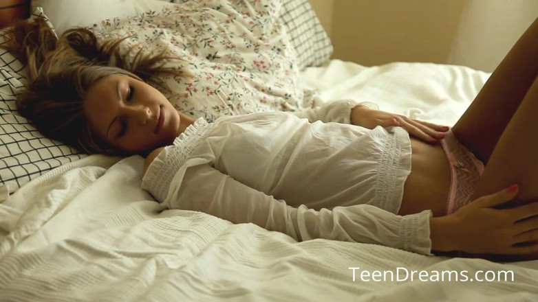 Teen Dreams: Anjelica en culotte rose et sexy