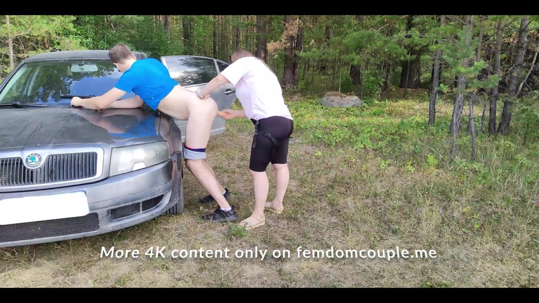 femdom_couple: 공공 장소에서 마누라는 길에서 존나 흥분했고 차 후드에 페니반을 따먹었어