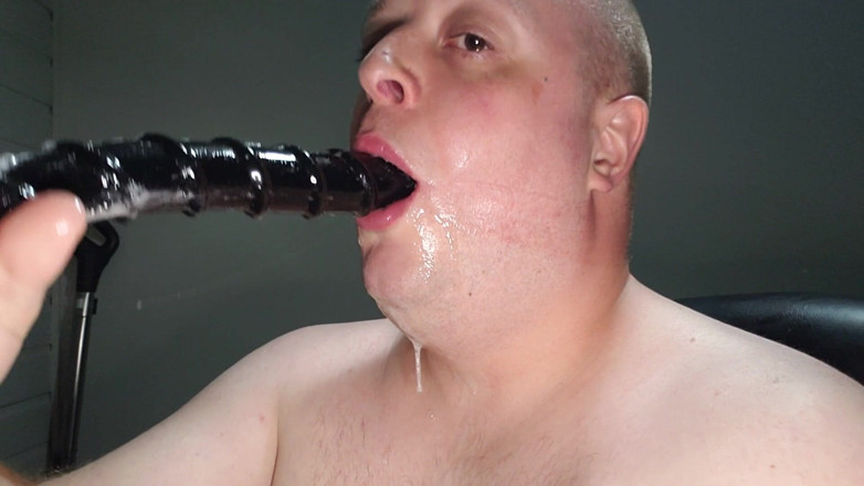 Charlieboy69: Natte diep in keel van 30 cm dildo met mondknevelring