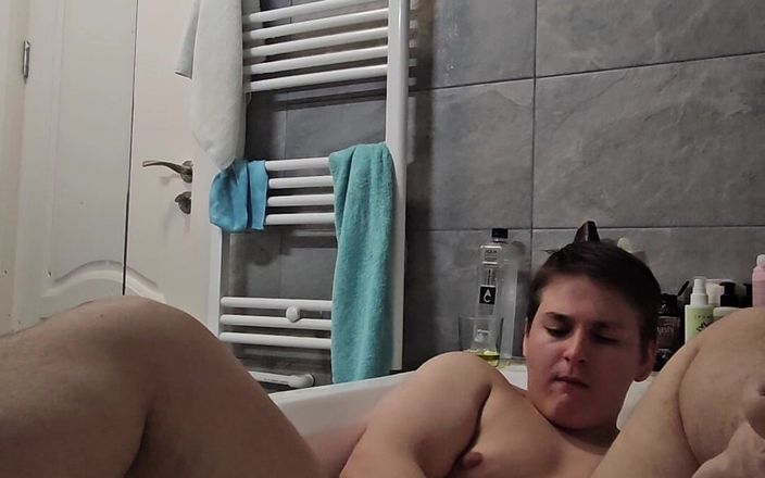 Dustins: Un băiat gras își fute fundul tare cu un vibrator