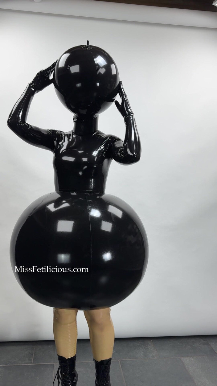 Miss_Fetilicious: Co si myslíš o mých nafukovacích šatech?