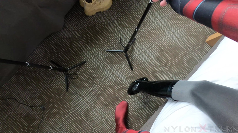 Nylon Xtreme: POV, Nora Fox est Batwoman et suce pour la première...