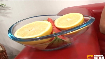 Big Tits for You: Prsatá holka rozbije nohama ovoce, než ji ošuká kundička potetovaným...