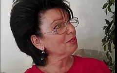 Büyük memeli olgun esmer kırk beşli bayanların sonra tekrar başladıklarını kanıtlıyor