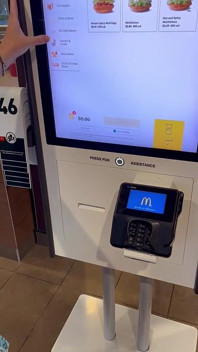 Spermaschlampe MILF in Mcdonalds
