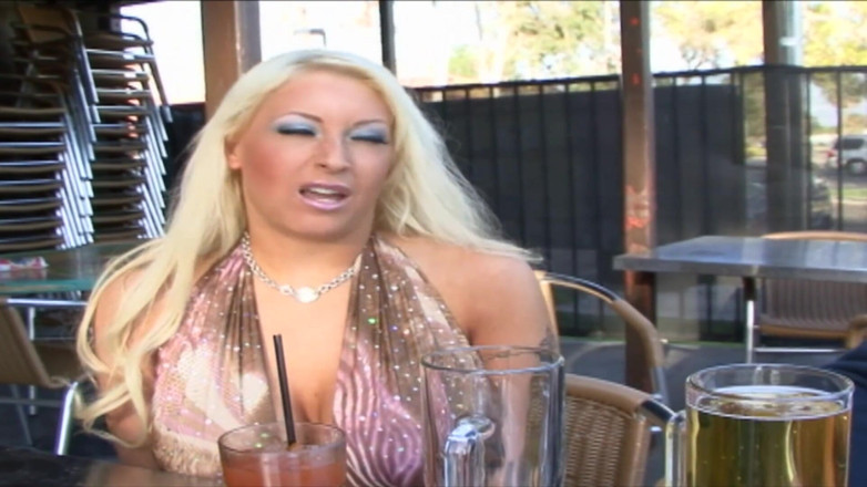 Lucky Cooch: Sofa MILF jahat yang dipam mendalam kelihatan sedikit penuh dengan...