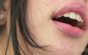 8TeenHub: 8teenhub - magere brunette met grote lippen met bijengestoken, neukt zichzelf...