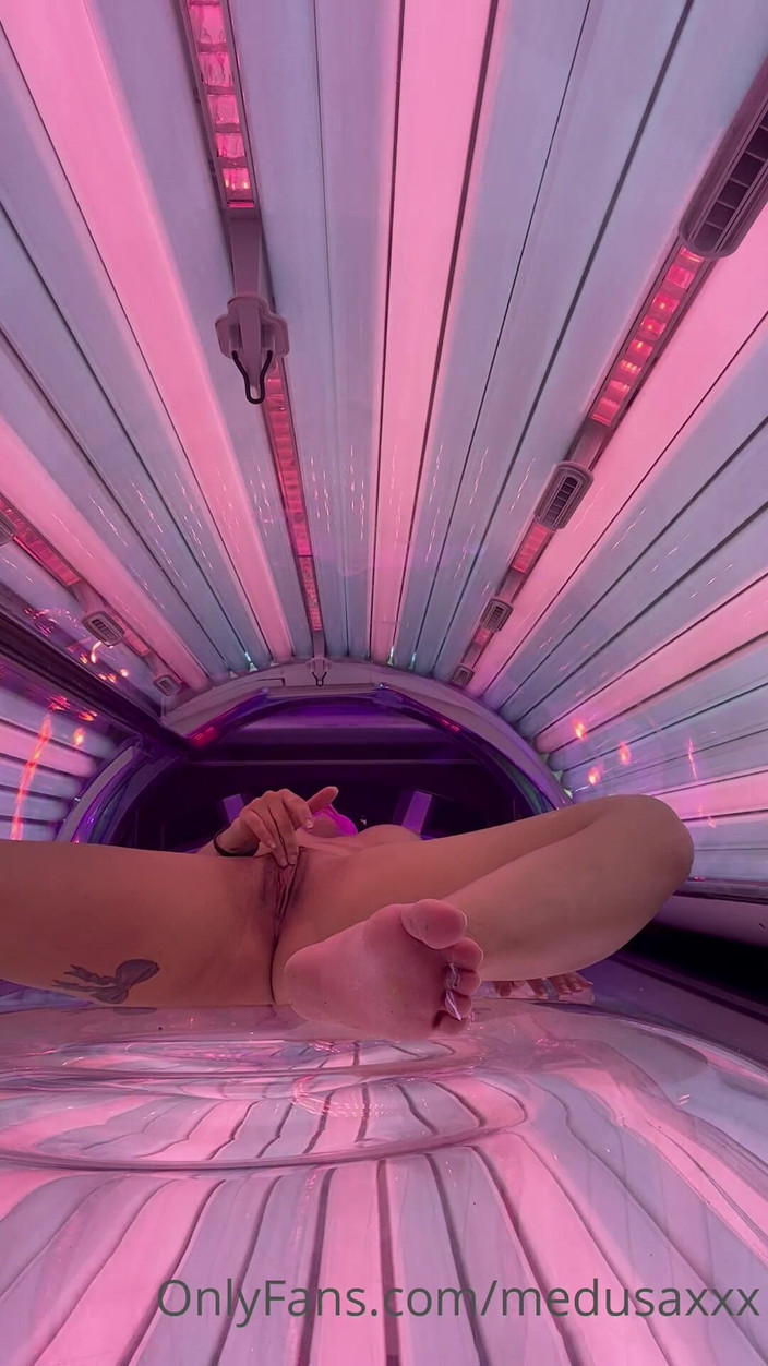 Medusax: Tätowiertes mädchen masturbiert im solarium