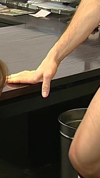 Chuda brunetka loszka ostro zerżnięta w romansie w biurze
