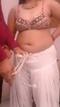 ป้าเดซีถอดกางเกงขาว salwar แล้วโชว์หีแน่น