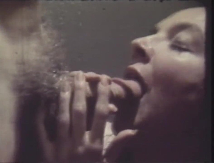 Vintage megastore: Odvážný, starý chládek sbalil mladou hnědovlasou kočičku