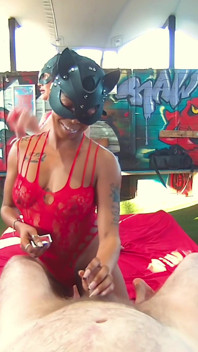 Gangbang reverso - três meninas chupam um pau