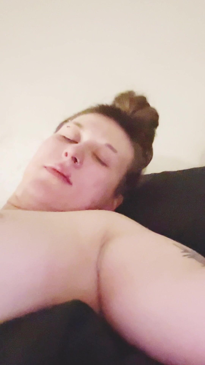 Thekookiejar: Memek cewek nakal tomboy ini dijilat dan dientot untuk pertama...