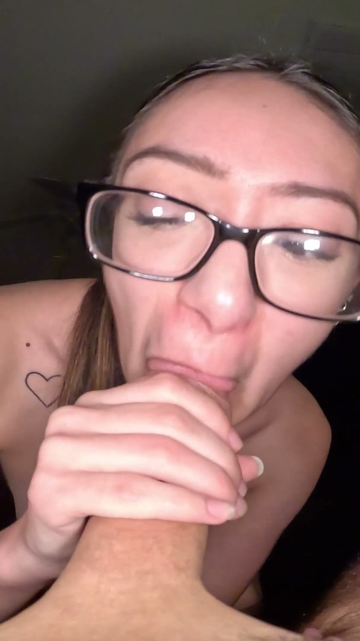 GoonFuel POV: Ledwo pasuje! Drobna 4 11 Leila Mills zostaje rozciągnięta i uwielbia kutasa