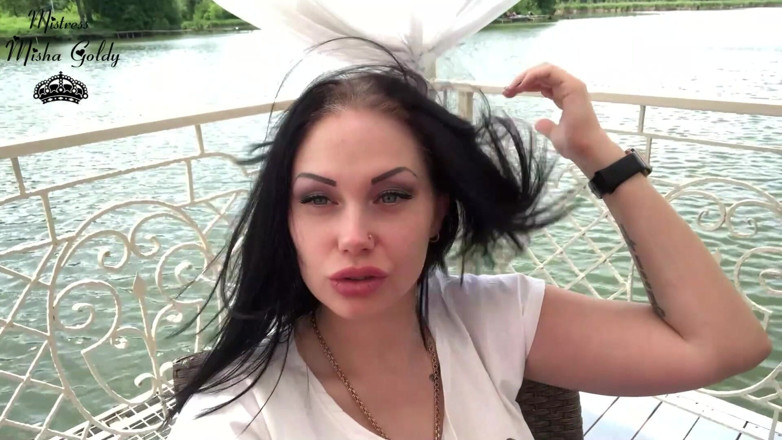 Goddess Misha Goldy: Сексуальную большую губу вылизывают и нюхают на озере