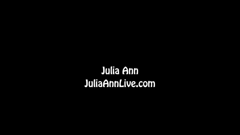 Julia Ann: Jullia Ann joue avec la star du porno Siri au...