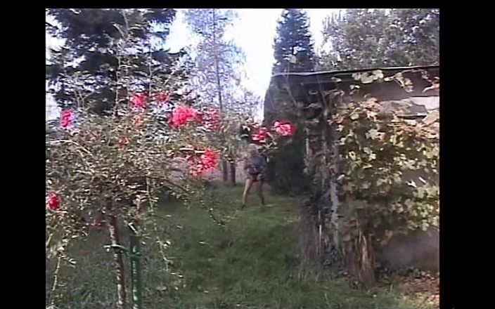 Absolute BDSM films - The original: Chica rubia meando tiene una follada vintage al aire libre