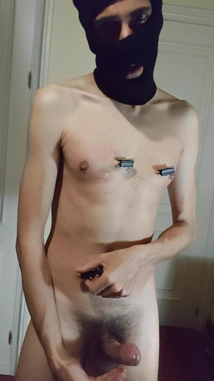 Slave Sparrow: Twink leker med bindemedelsklämmor