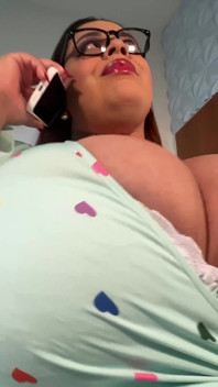 Gran barriga culona Ángel montando una enorme polla de muñeca sexual