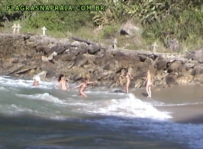 Amateurs videos: Kobiety bawią się nago na plażach Rio de Janeiro