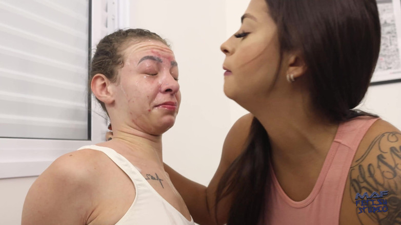 MAF fetish studio: Meesteres Raquel in onaangenaam gezicht likken