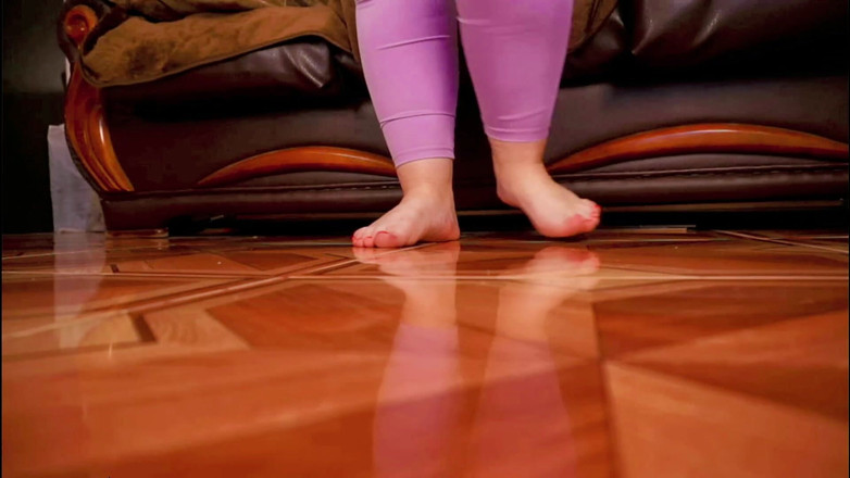 AssGives: Cewek sange ini menghancurkanmu dengan kakinya