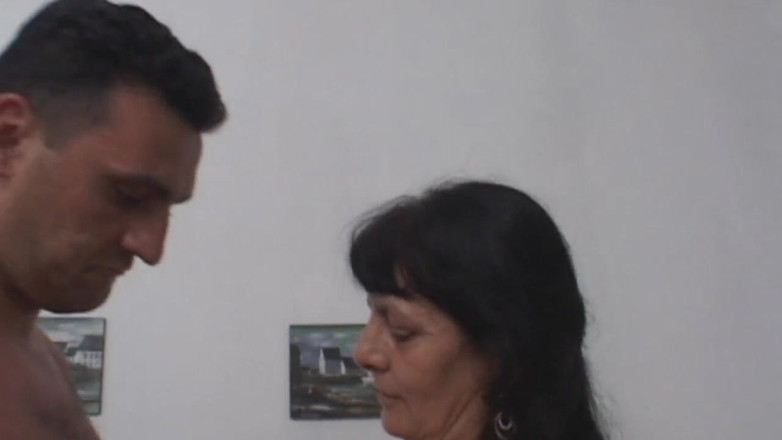 Real Home Made: Schöne heiße amateur-schlampe liebt dreier - 2 szenen im video